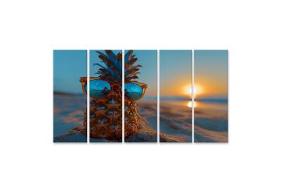 islandburner Leinwandbild Stilvolles Wandbild: Ananas mit Sonnenbrille am Strand beim Sonnenunte von islandburner