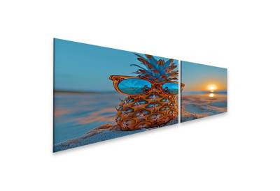 islandburner Leinwandbild Stilvolles Wandbild: Ananas mit Sonnenbrille am Strand beim Sonnenunte von islandburner