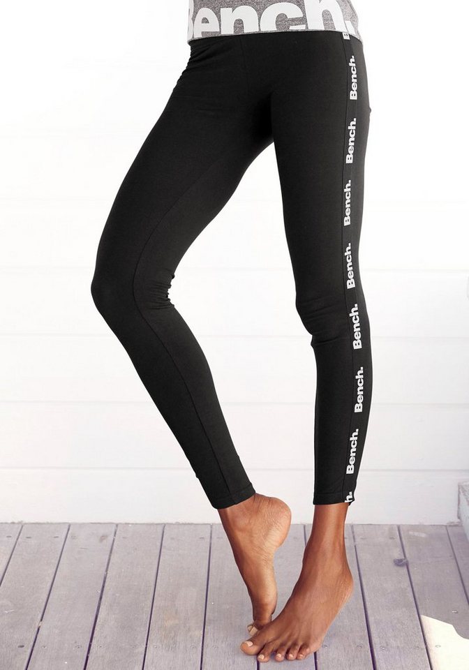 Bench. Loungewear Leggings mit bedruckten Tapestreifen von Bench. Loungewear