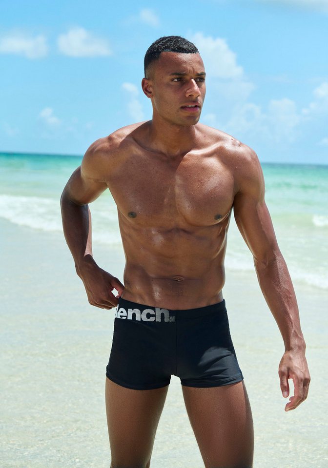 Bench. Boxer-Badehose mit Bench-Schriftzug Bench. Boxer-Badehose mit Bench-Schriftzug von Bench.