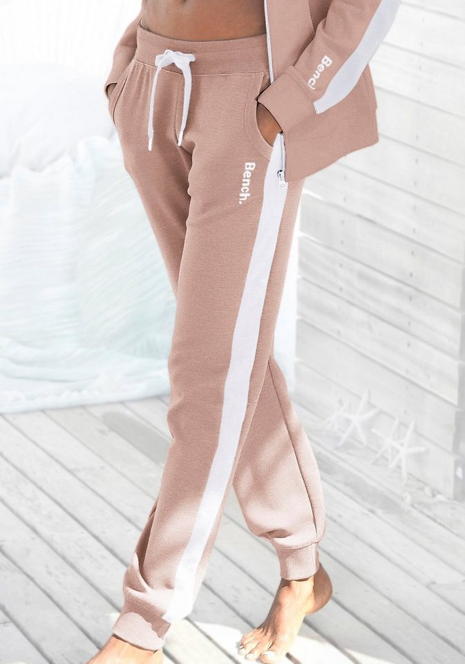 Bench. Loungewear Sweathose mit Seitenstreifen und schmalem Bein von Bench. Loungewear