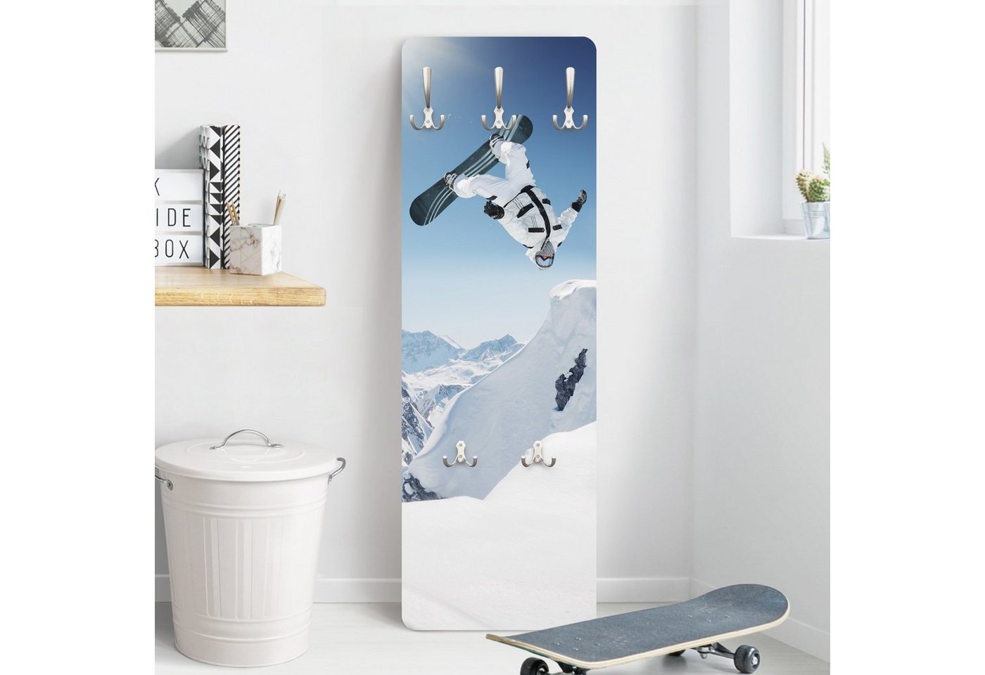 Bilderdepot24 Garderobenpaneel Design Kinder Sport Fliegender Snowboarder (ausgefallenes Flur Wandpaneel mit Garderobenhaken Kleiderhaken hängend), moderne Wandgarderobe - Flurgarderobe im schmalen Hakenpaneel Design von Bilderdepot24