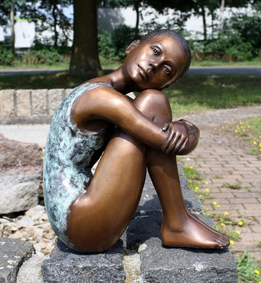 Bronzeskulpturen Skulptur Bronzefigur Mädchen im Badeanzug von Bronzeskulpturen