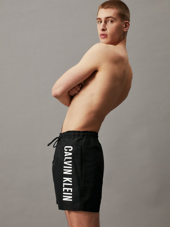 Calvin Klein Swimwear Badeshorts MEDIUM DRAWSTRING mit kontrastfarbenem Logo-Schrifztug am Bein von Calvin Klein Swimwear