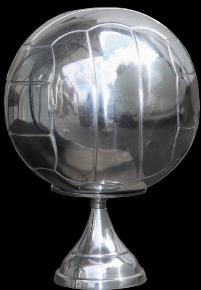Casa Padrino Dekofigur Casa Padrino Fußball Skulptur auf Sockel aus poliertem Aluminium Silber Deko Fußball Art Deco Dekoration Ball Figur von Casa Padrino