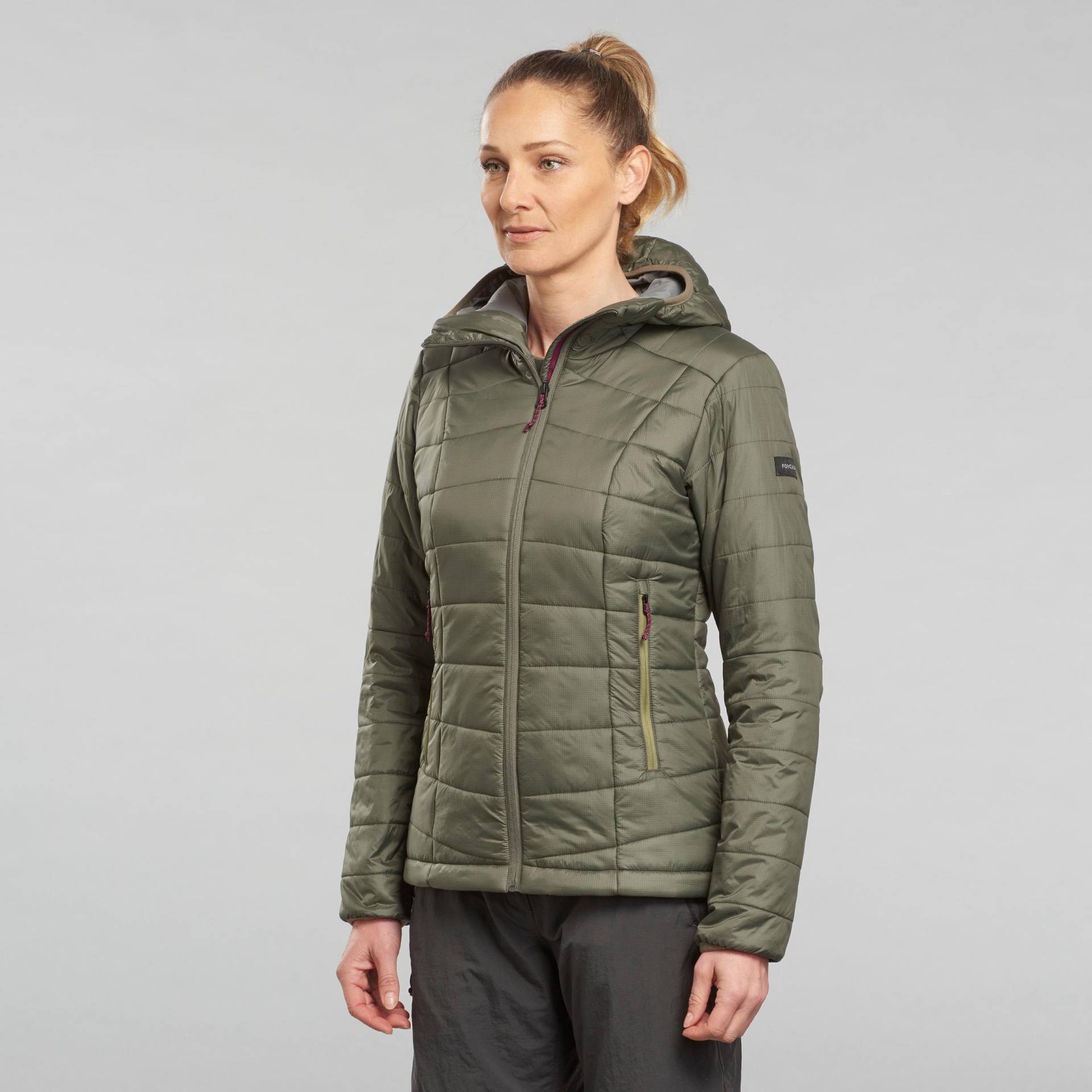 Wattierte Jacke Bergtrekking MT100 Kapuze Komfort bis -5 °C Damen khaki von FORCLAZ