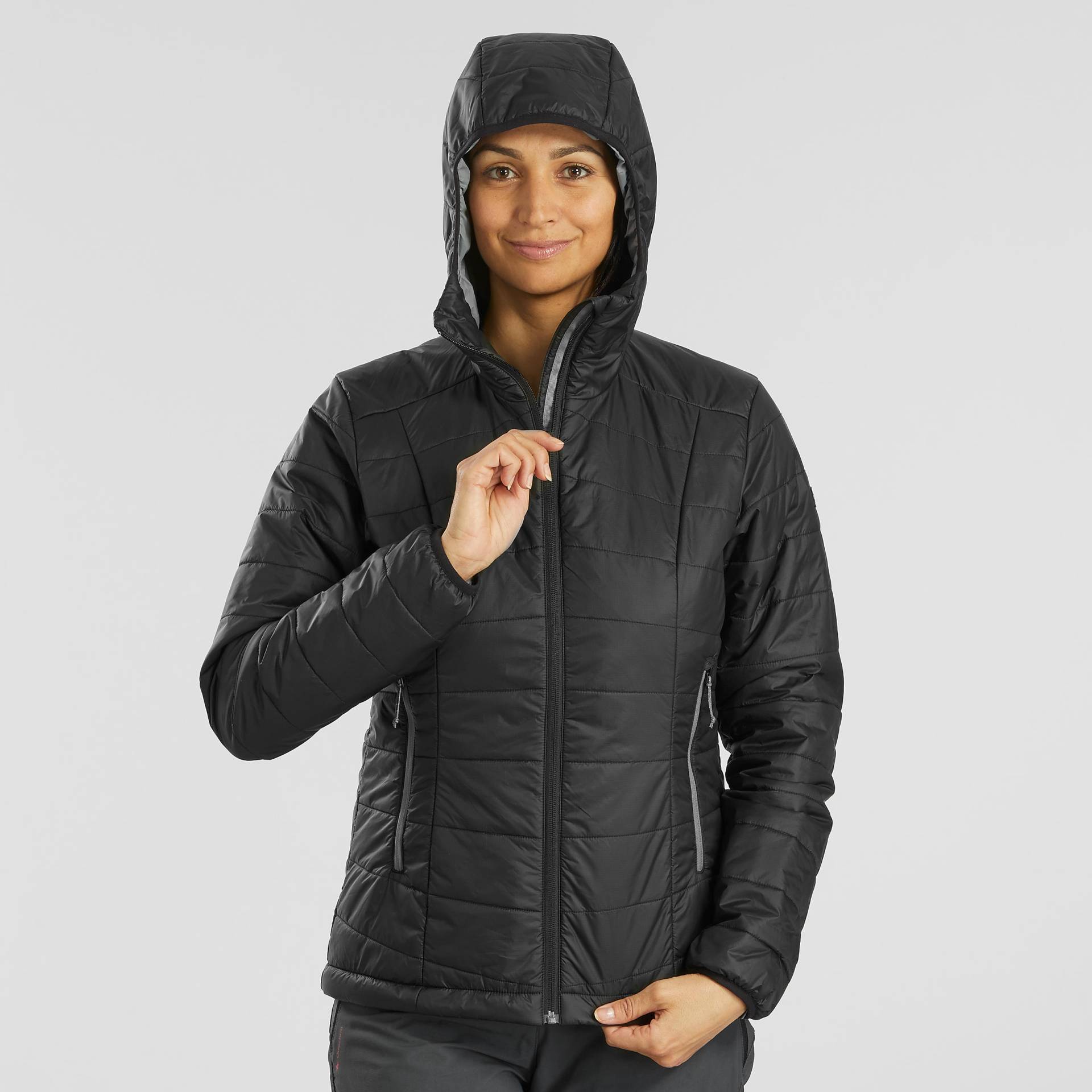 Wattierte Jacke Damen Synthetik Kapuze Trekking - MT100 schwarz von FORCLAZ