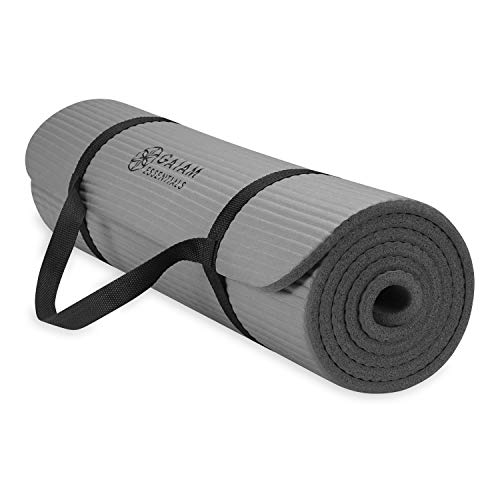 Gaiam Essentials, dicke Yogamatte, Fitness- und Trainingsmatte mit leicht zu verwendendem Yogamatten-Tragegurt, 183 cm L x 61 cm B x 1 cm dick, Grau von Gaiam