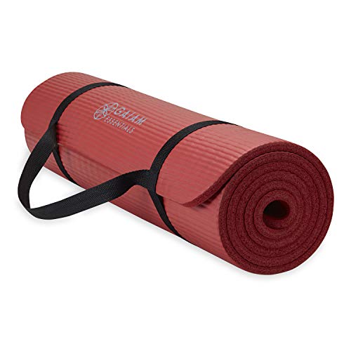 Gaiam Essentials, dicke Yogamatte, Fitness- und Trainingsmatte mit leicht zu verwendendem Yogamatten-Tragegurt, 183 cm L x 61 cm B x 1 cm dick, Rot von Gaiam