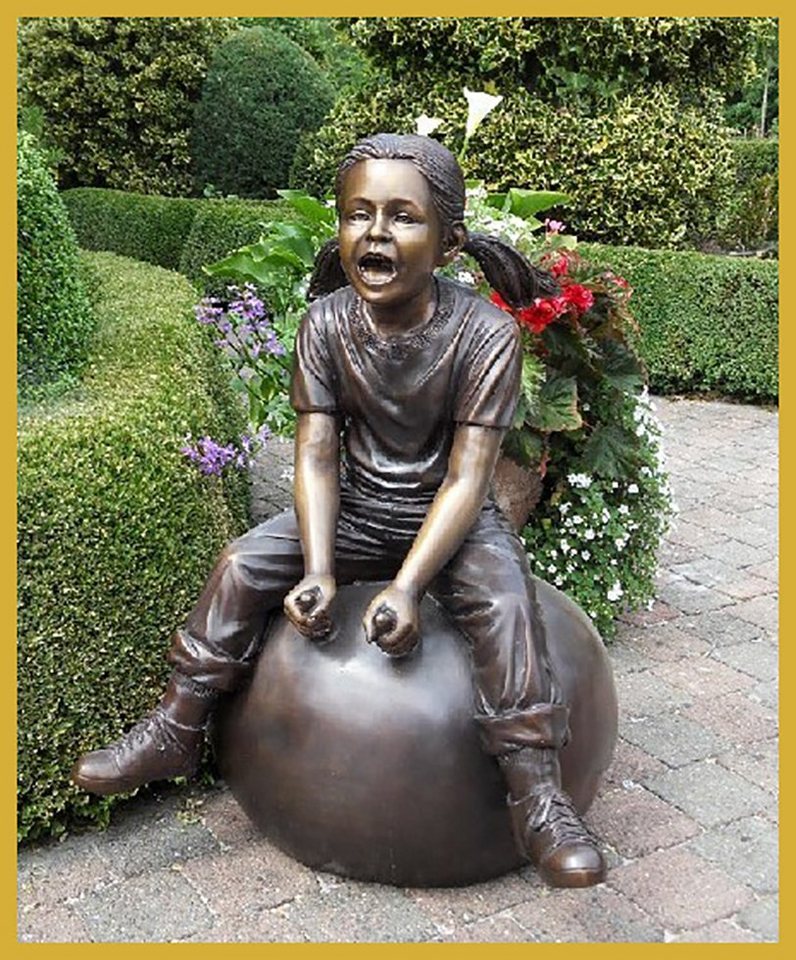 IDYL Gartenfigur IDYL Bronze-Skulptur Mädchen auf Ball, Bronze von IDYL