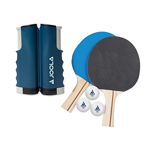 JOOLA Einziehbares Tischtennisnetz – Ping Pong Netz für jeden Tisch – Tragbares Tischtennisnetz und Pfosten Set dehnbar 15 cm & klemmt an jeden Tisch bis zu 5 cm – optionales Schläger- und Ball-Set von JOOLA