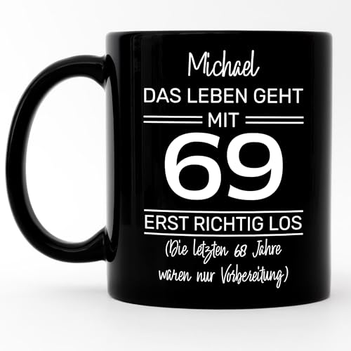 Kiddle-Design Personalisierte Tasse 69. Geburtstag | Das Leben fängt mit 69 erst richtig an | 69ter Geburtstag Lustiges Geschenk Mann Frau | Tasse Allblack von Kiddle-Design