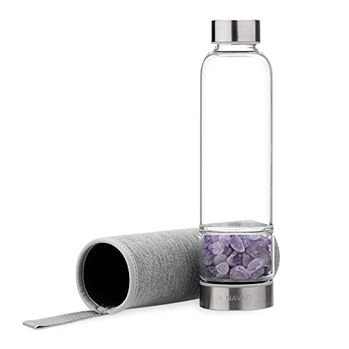 Navaris Wasserflasche mit Amethyst und Neoprenhülle 420ml - Edelsteine Trinkflasche mit Hülle - Kristall Flasche Glasflasche Wasser von Navaris