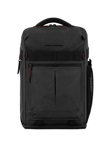 PIQUADRO Sportlicher Rucksack für PC und iPad® aus recyceltem Stoff mit Schuhfach, Brustgurt, Schloss und Fahrradhelmbefestigung. Anzahl der Fächer: 2. Geeignet für: 15,6-Zoll-Laptops, Schwarz , von Piquadro