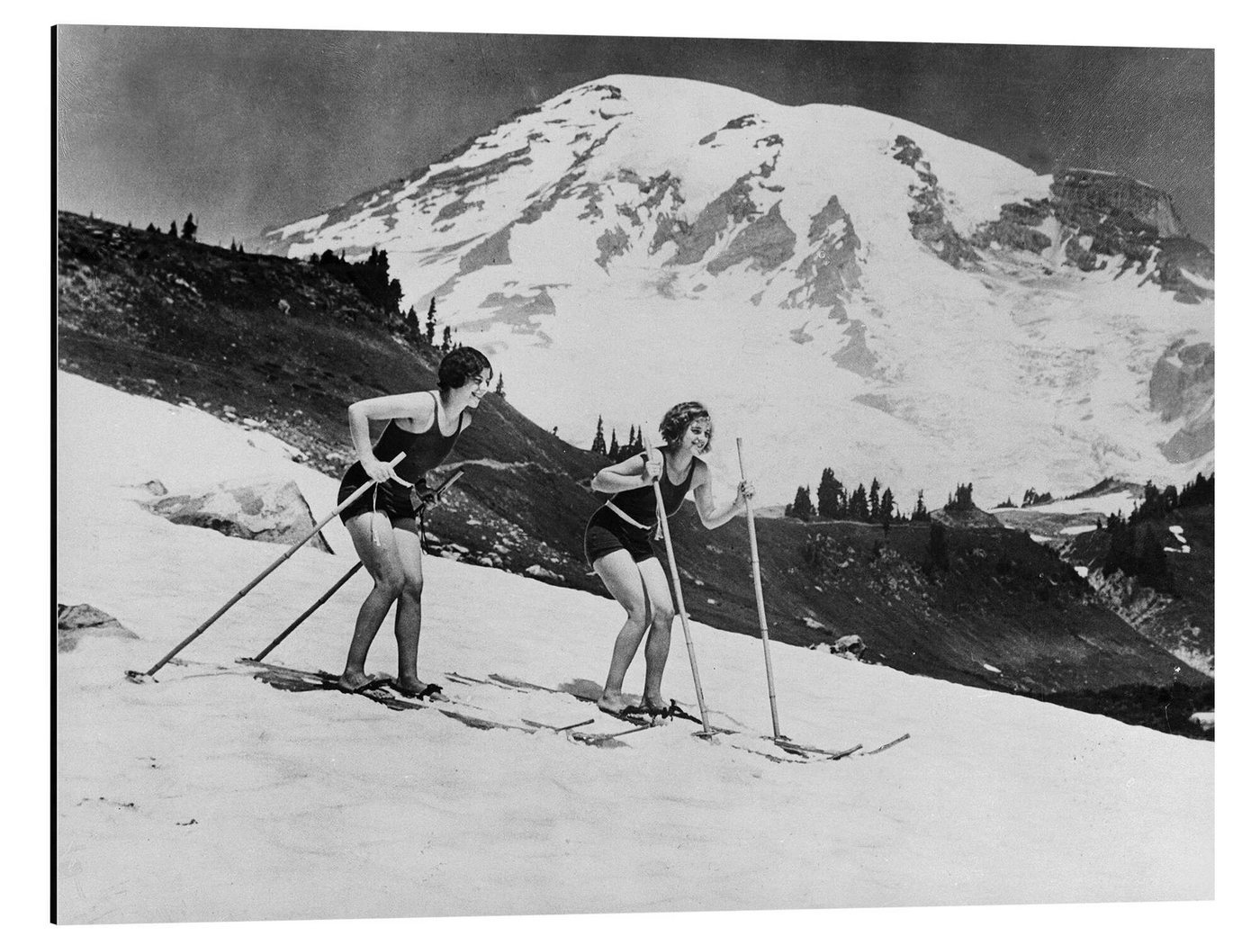 Posterlounge Alu-Dibond-Druck Vintage Ski Collection, Skifahren im Badeanzug, 1930, Vintage Fotografie von Posterlounge