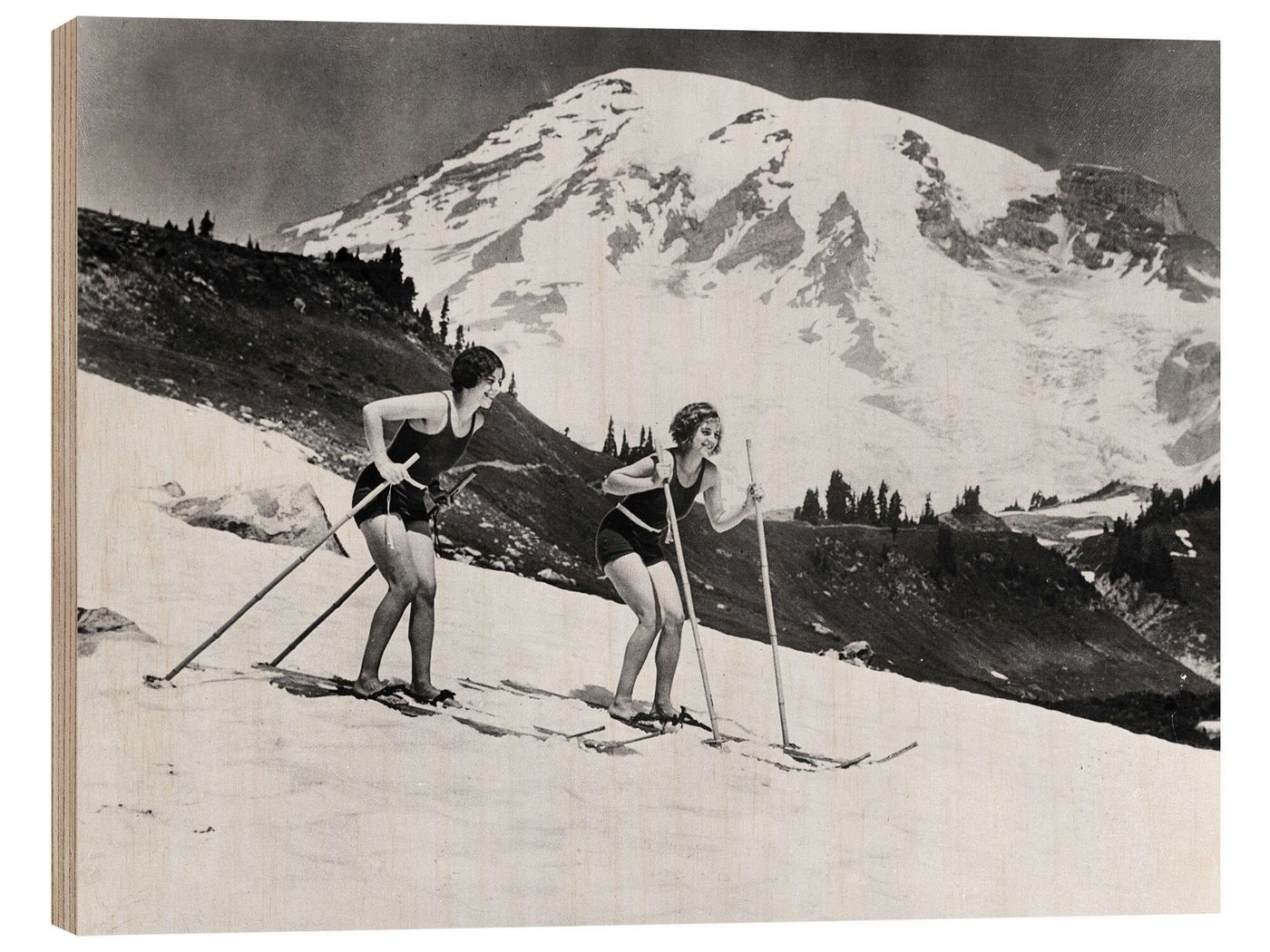 Posterlounge Holzbild Vintage Ski Collection, Skifahren im Badeanzug, 1930, Vintage Fotografie von Posterlounge