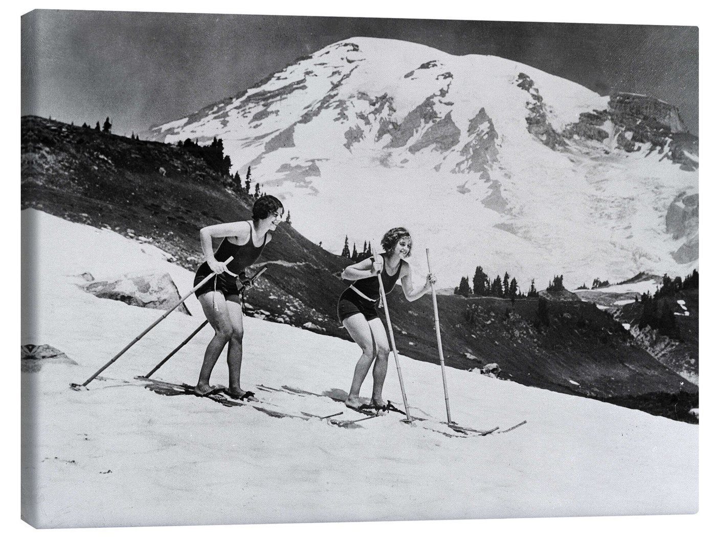 Posterlounge Leinwandbild Vintage Ski Collection, Skifahren im Badeanzug, 1930, Vintage Fotografie von Posterlounge