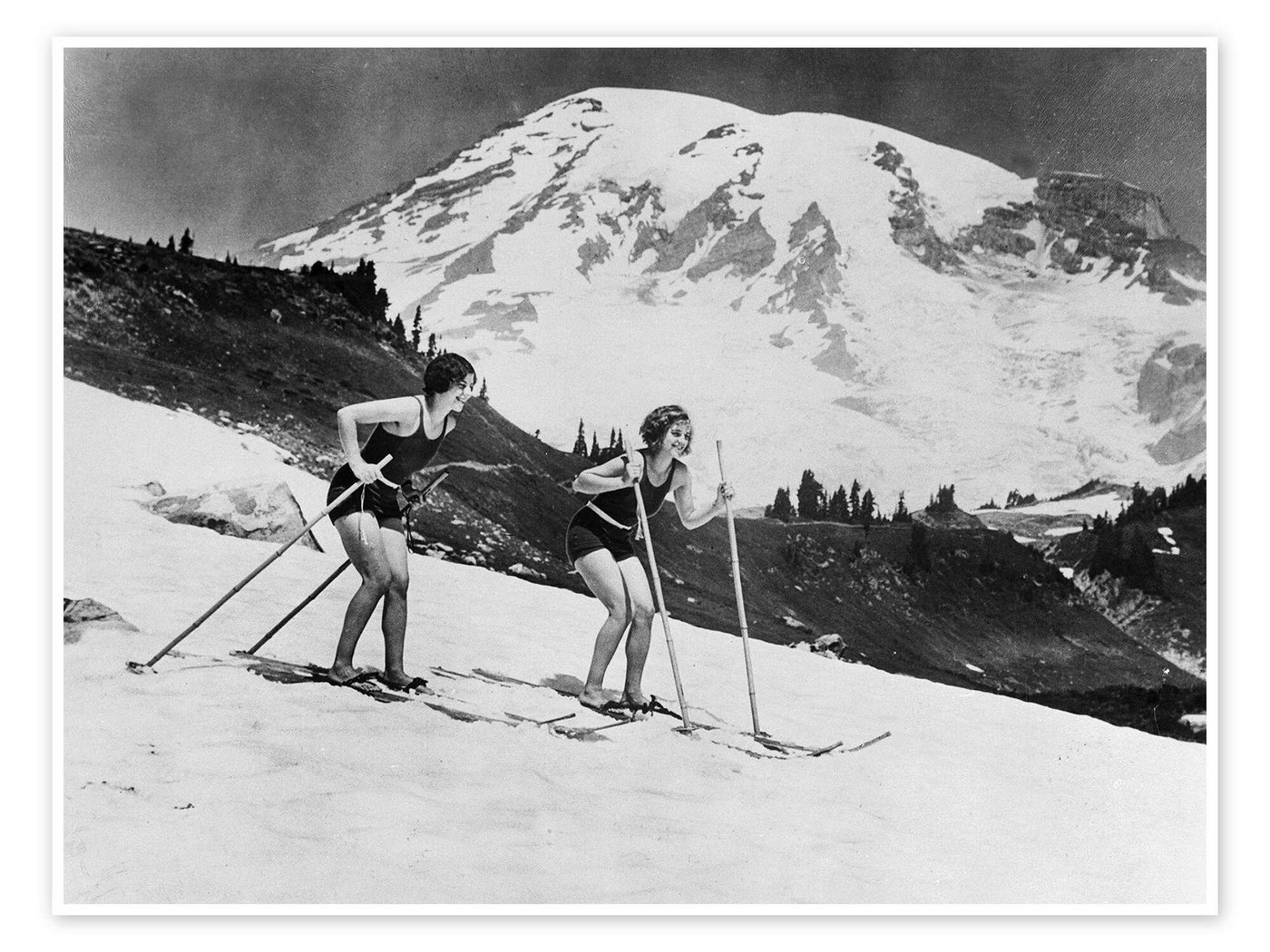 Posterlounge Poster Vintage Ski Collection, Skifahren im Badeanzug, 1930, Vintage Fotografie von Posterlounge