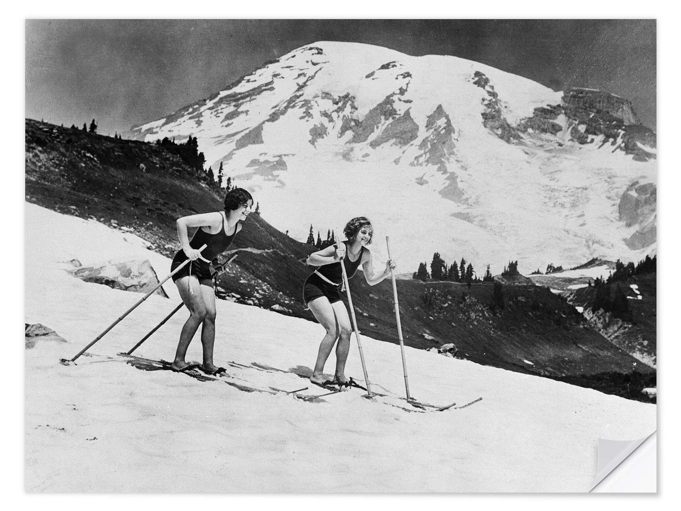 Posterlounge Wandfolie Vintage Ski Collection, Skifahren im Badeanzug, 1930, Vintage Fotografie von Posterlounge