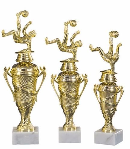 RaRu 3er-Serie Fußball-Pokale (Verschiedene Figuren zur Auswahl) mit Wunschgravur und 3 Fußball-Anstecknadeln (Sticker) (Mit Torschuss-Figuren) von RaRu