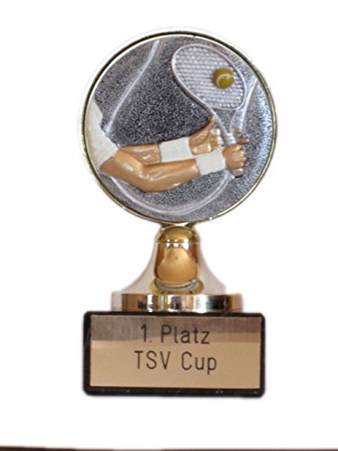 Tennis-Pokal mit Gravur und Resin-Emblem + 3 Tennis-Anstecknadeln. von RaRu