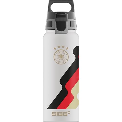 SIGG - Alu Trinkflasche - WMB Pathfinder DFB Team - Klimaneutral Zertifiziert - Für Kohlensäurehaltige Getränke Geeignet - Auslaufsicher - Federleicht - BPA-frei - Weiss Mit Aufdruck - 1L von SIGG