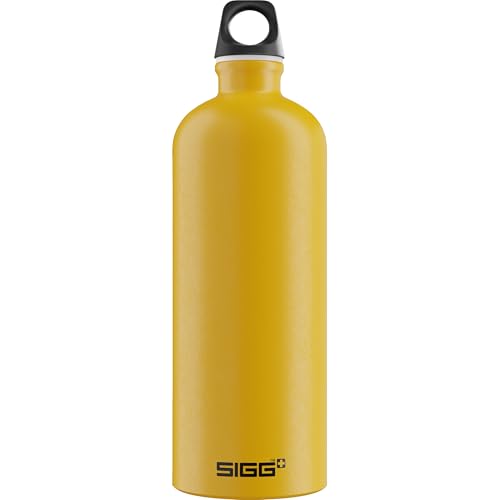 SIGG - Alu Trinkflasche - Traveller Mustard Touch - Klimaneutral Zertifiziert - Für Kohlensäurehaltige Getränke Geeignet - Auslaufsicher - Federleicht - BPA-frei - Gelb - 1L von SIGG