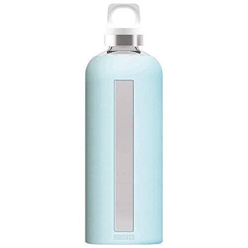 SIGG Star Glacier Trinkflasche (0.5 L), schadstofffreie und auslaufsichere Trinkflasche, hitzebeständige Trinkflasche aus Glas mit Silikonhülle von SIGG