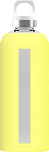 SIGG Star Yellow Trinkflasche (0.85 L), schadstofffreie und auslaufsichere Trinkflasche, hitzebeständige Trinkflasche aus Glas mit Silikonhülle von SIGG