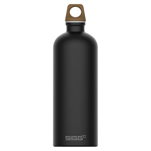 SIGG Traveller MyPlanet™ Direction Plain Trinkflasche (1.0 L), klimaneutrale und auslaufsichere Trinkflasche, federleichte Trinkflasche aus Aluminium, Made in Switzerland von SIGG