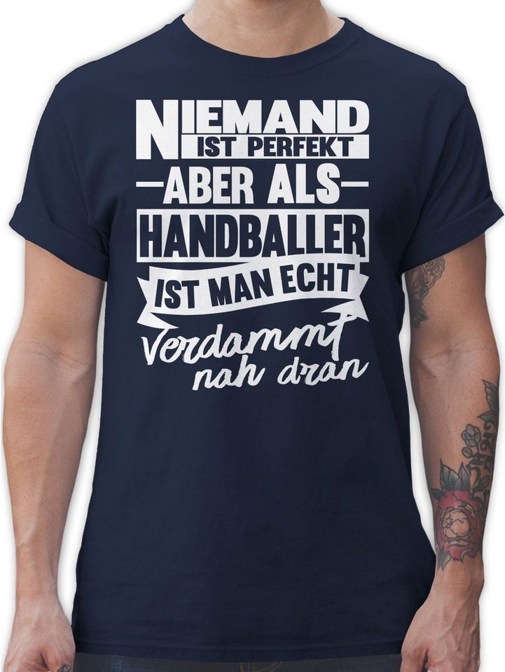 Shirtracer T-Shirt »Niemand ist perfekt aber als Handballer ist man echt verdammt nah dran - Handball WM 2023 Trikot Ersatz - Herren Premium T-Shirt« handball - handball-tshirt - tshirt spruch von Shirtracer