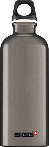 SIGG - Alu Trinkflasche - Traveller Smoked Pearl - Klimaneutral Zertifiziert - Für Kohlensäurehaltige Getränke Geeignet - Auslaufsicher - Federleicht - BPA-frei - Perlgrau - 0,6L von SIGG