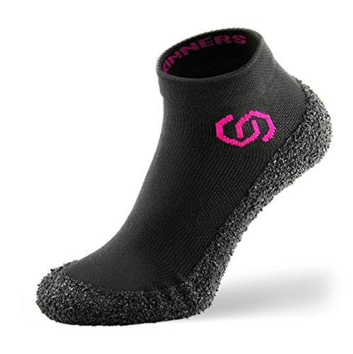 Skinners | Unisex Minimalistische Barfußschuhe für Damen & Herren | Minimalist Barefoot Socks/Shoes for Men & Women | Schwarz pinkes Logo, XL von Skinners