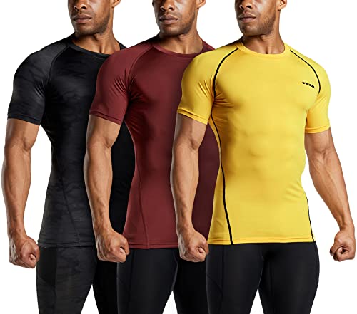 TSLA Herren Dri Fit Kompressionsunterwasche Athletischer Kurzarm T-Shirt, Mub20 3pack - Urban Camo Black/Yellow/Brick, M von TSLA