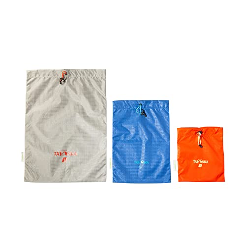 Tatonka Packbeutel Stuff Sack Set (3 Stück) - Leichtes Packtaschen-Set in drei verschiedenen Größen und Farben - Mit Schnürzug und Kordelstopper - Aus recyceltem Material (grey / blue / red) von Tatonka