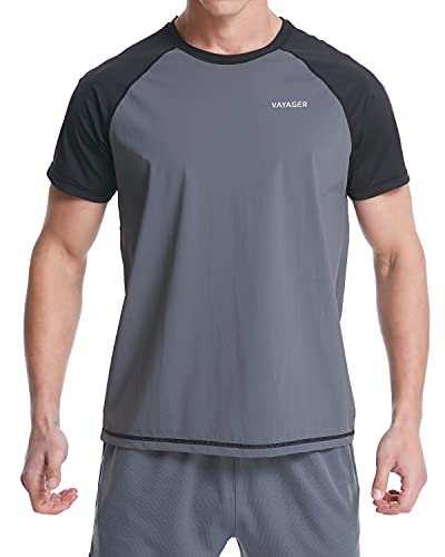 VAYAGER Herren-Badeshirts Rash Guard UPF 50+ Kurzarm, schnell trocknend, lockere Passform, Wassersurfen (Grau-XL) von VAYAGER