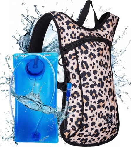 Vibe Trinkrucksack aus recyceltem Polyester – 2 l Blase für Damen und Herren(Leopard) von Vibe Festival Gear