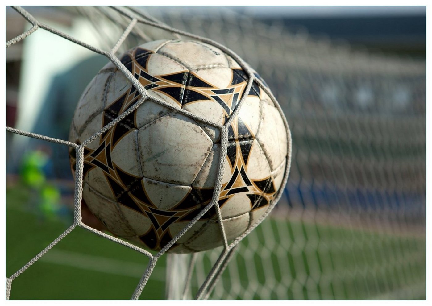 Wallario Glasbild, Fußball - Ball im Tor - Bolzplatz, in verschiedenen Ausführungen von Wallario