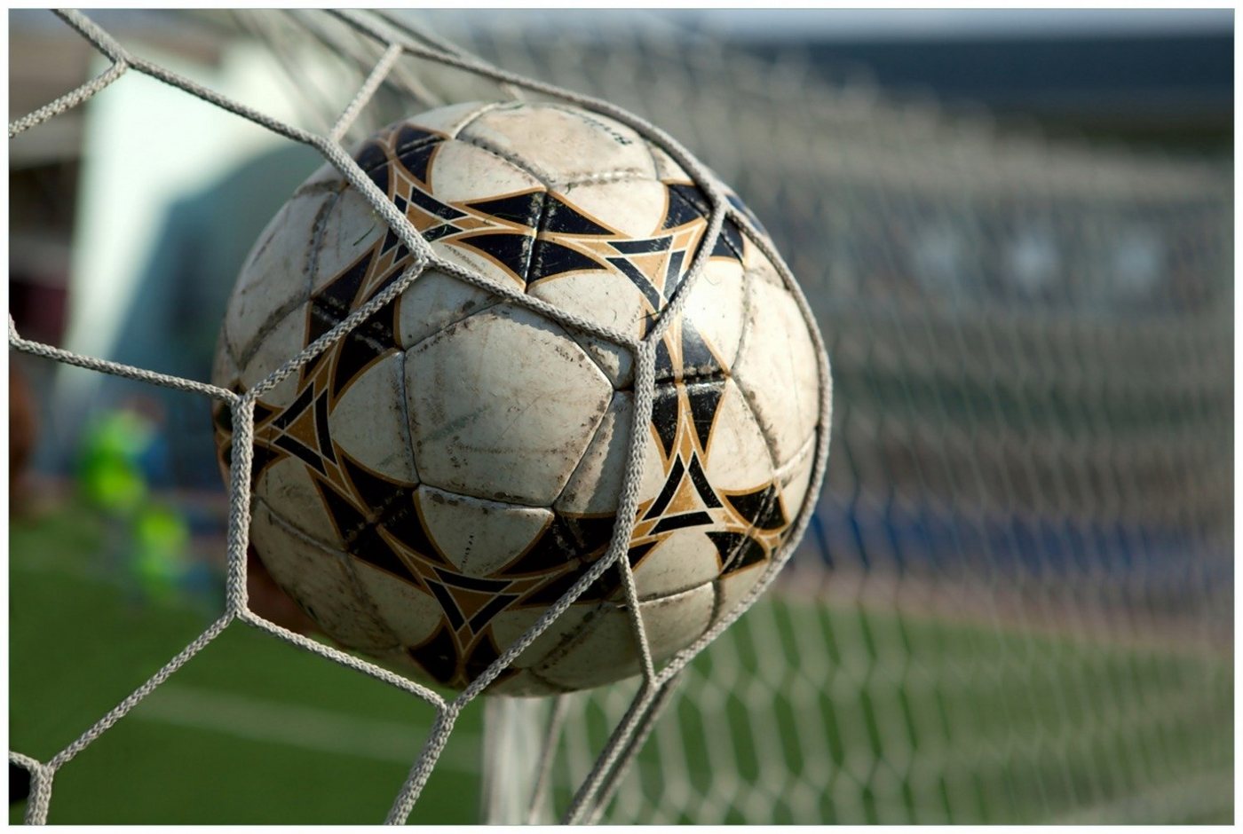 Wallario Glasbild, Fußball - Ball im Tor - Bolzplatz, in verschiedenen Ausführungen von Wallario