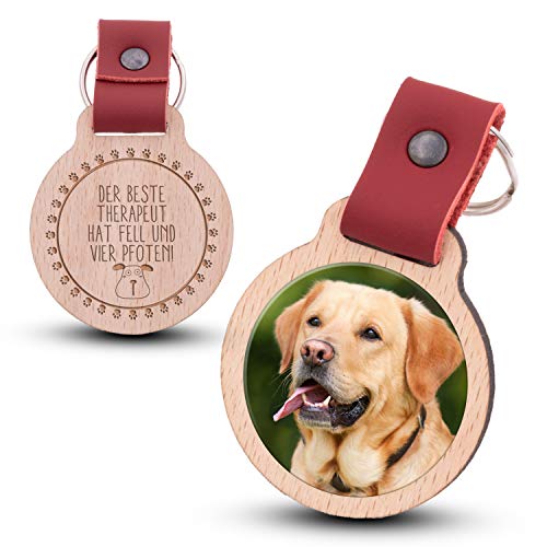 Wogenfels - Schlüsselanhänger aus Holz mit kratzfestem Foto und Gravur Therapeut auf Vier Pfoten (Hund) (rotes Lederband) von Wogenfels