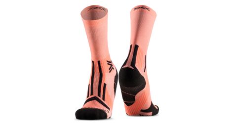 x socks trail perform crew socken dusty rose schwarz von X-SOCKS