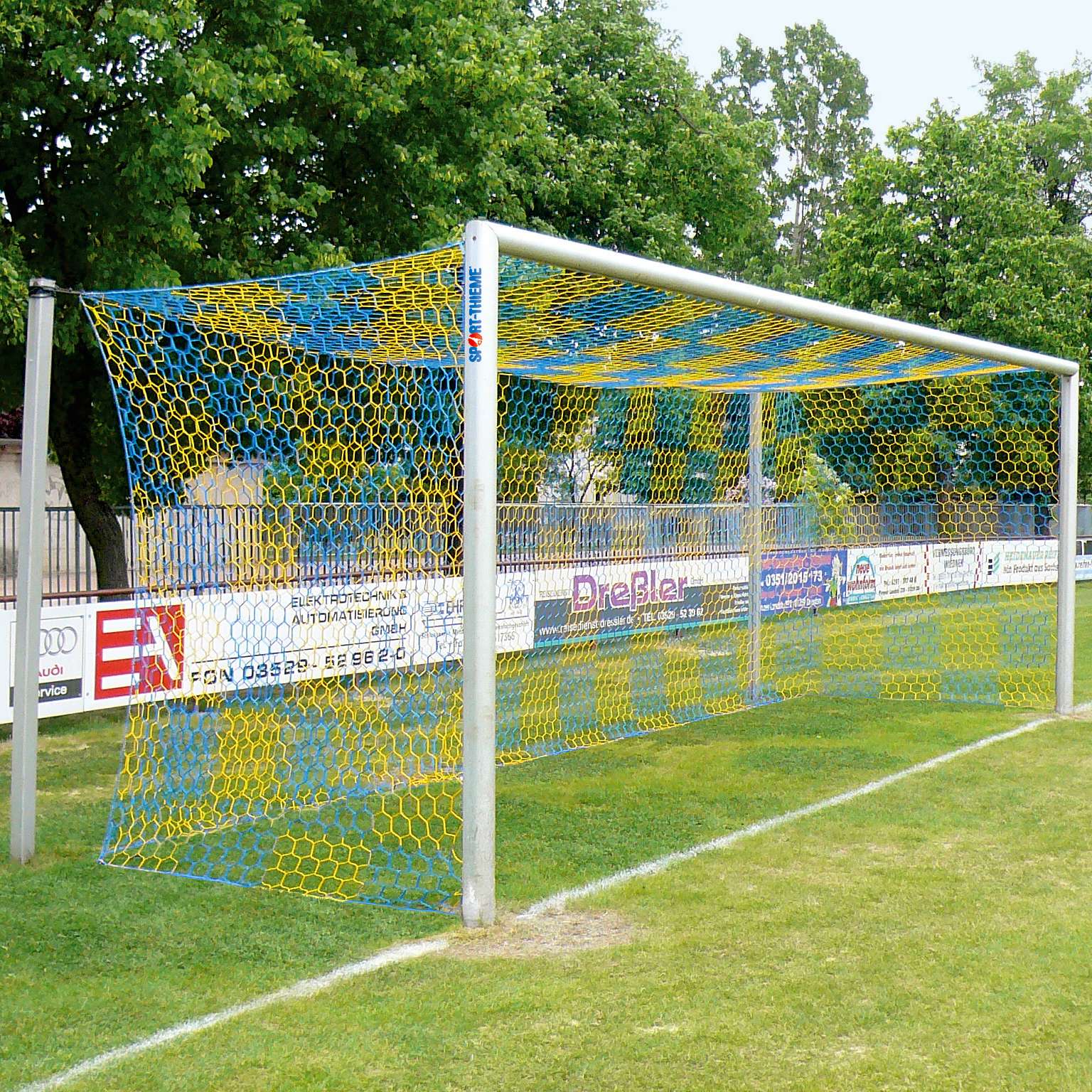 Sport-Thieme Alu-Fußballtor 7,32x2,44 m, in Bodenhülsen stehend mit freier Netzaufhängung, Weiß einbrennlackiert , Integrale Netzbefestigung von Sport-Thieme