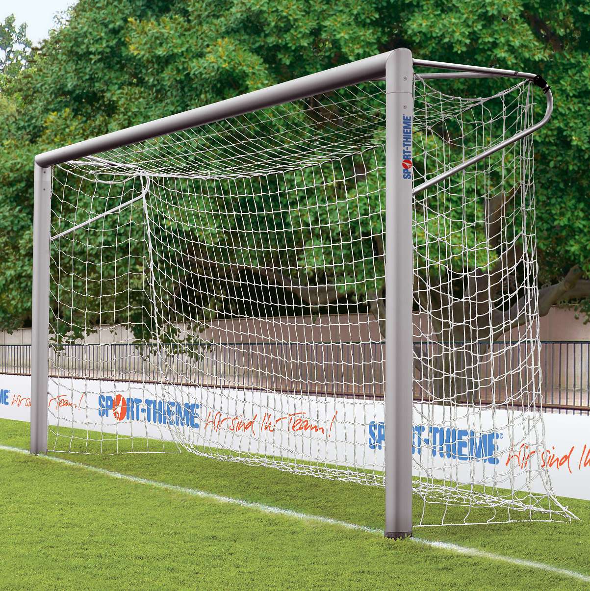 Sport-Thieme Jugend-Fußballtor in Bodenhülsen stehend, mitverschweißter Gehrung, Ovalprofil von Sport-Thieme