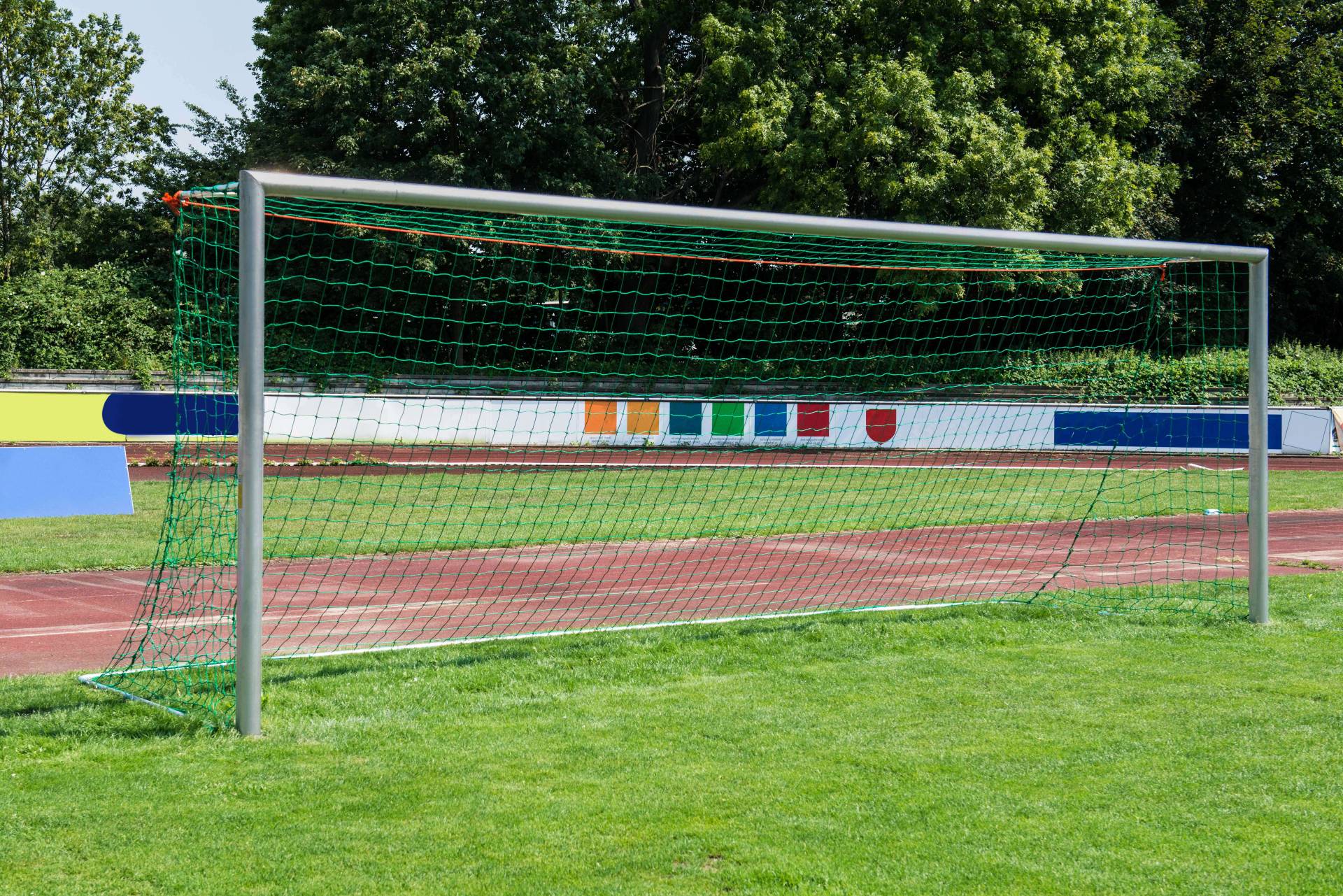 Sport-Thieme Großfeld-Fußballtor in Bodenhülsen stehend, mit SimplyFix Netzbefestigung, weiß, Silber von Sport-Thieme