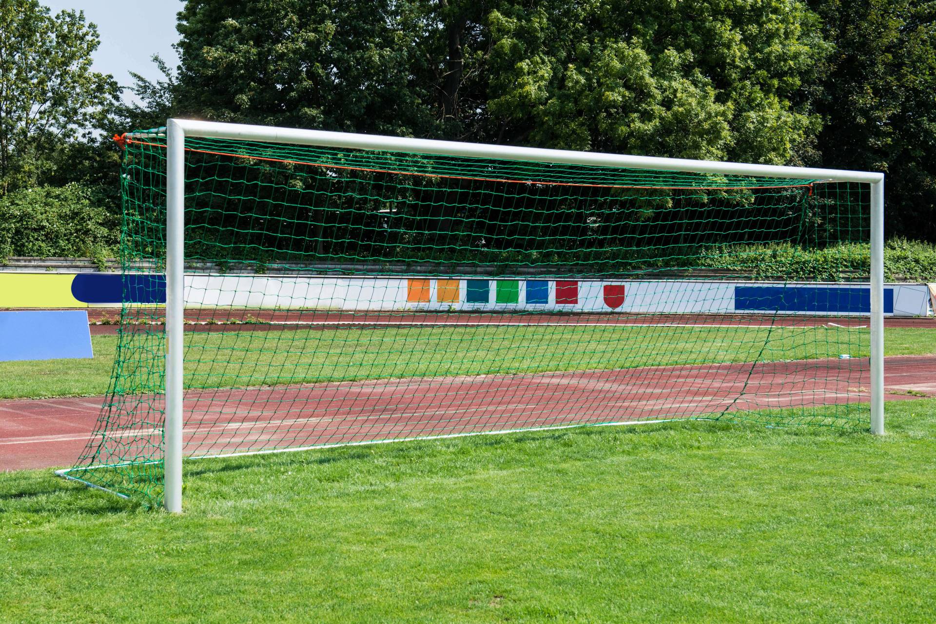 Sport-Thieme Großfeld-Fußballtor in Bodenhülsen stehend, mit SimplyFix Netzbefestigung, weiß, Weiß von Sport-Thieme