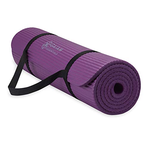 Gaiam Essentials, dicke Yogamatte, Fitness- und Trainingsmatte mit leicht zu verwendendem Yogamatten-Tragegurt, 183 cm L x 61 cm B x 1 cm dick, Lila von Gaiam