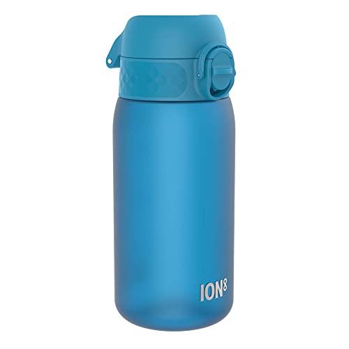 Ion8 Kinder Trinkflasche, 350ml, Auslaufsicher, Einhandöffnung, Sichere Verriegelung, Spülmaschinenfest, BPA-frei, Tragegriff, Klappdeckel, Leicht zu Reinigen, Klimaneutral, Blau von ion8