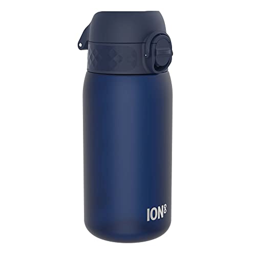 Ion8 Kinder Trinkflasche, 350ml, Auslaufsicher, Einhandöffnung, Sichere Verriegelung, Spülmaschinenfest, BPA-frei, Tragegriff, Klappdeckel, Leicht zu Reinigen, Klimaneutral, Marineblau von ion8