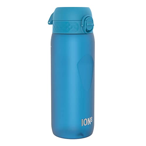 Ion8 Trinkflasche, 750ml, Auslaufsicher, Einhandöffnung, Sichere Verriegelung, Spülmaschinenfest, BPA-frei, Tragegriff, Klappdeckel, Handgeformter Griff, Leicht zu Reinigen, Klimaneutral, Blau von ion8